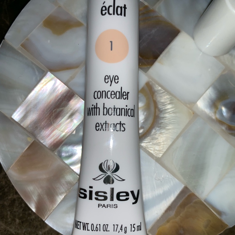 Sisley eye concealer with botanical extracts.
